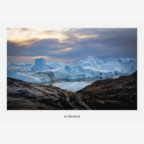 Bag den bl� is &ndash; bl� is i forgrunden med arktisk landskab bagved, A5 kunstpostkort fra Gr�nland.