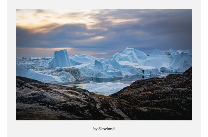 Bag den bl� is &ndash; bl� is i forgrunden med arktisk landskab bagved, A5 kunstpostkort fra Gr�nland.