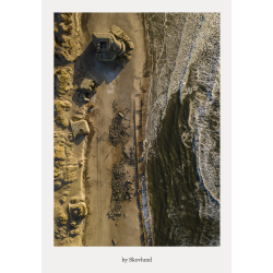 Kystn�rt landskab set fra luften med strukturer og spor efter menneskelig aktivitet langs vandkanten.