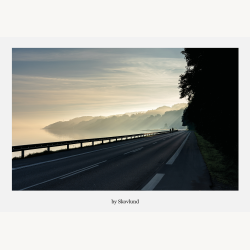 Morgendis over Ib�k i Vejle med bl�de farver og stille stemning i det tidlige morgenlys.