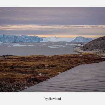 Gr�nlandsk stilhed &ndash; fjord med isbjerge, arktisk landskab og tr�sti i forgrunden, A5 kunstpostkort fra Gr�nland.