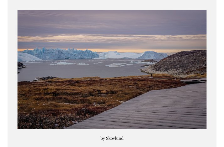 Gr�nlandsk stilhed &ndash; fjord med isbjerge, arktisk landskab og tr�sti i forgrunden, A5 kunstpostkort fra Gr�nland.