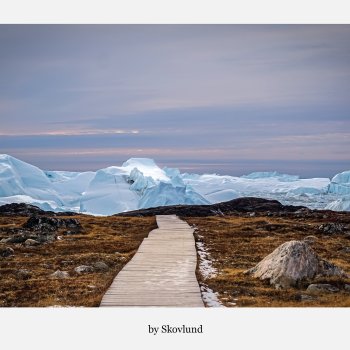 Gr�nlandsk stilhed II, Sermermiut &ndash; tr�sti mod isbjerge ved fjord, arktisk landskab, A5 kunstpostkort fra Gr�nland.