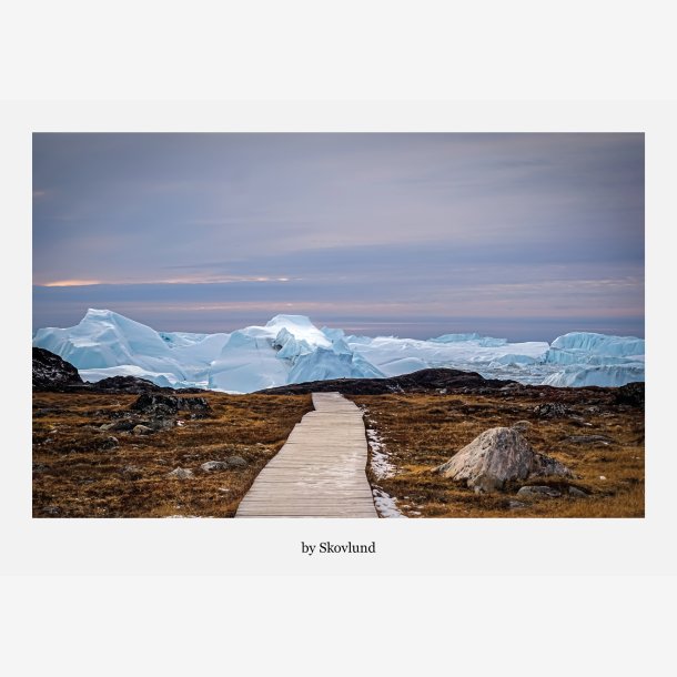 Gr�nlandsk stilhed II, Sermermiut &ndash; tr�sti mod isbjerge ved fjord, arktisk landskab, A5 kunstpostkort fra Gr�nland.