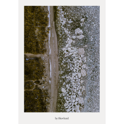 Kyst set oppefra med is, sten og tidevand, hvor faste og flydende strukturer m�des i et grafisk m�nster.