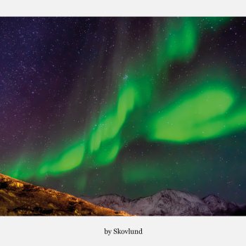 Nordlyset danser &ndash; gr�nne nordlys over arktisk landskab og stjernehimmel, A5 kunstpostkort fra Gr�nland.