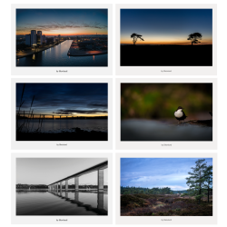 Vejle Havn i golden hour med varmt aftenslys, spejlinger i vandet og byens silhuet i rolig overgang mellem dag og nat.
