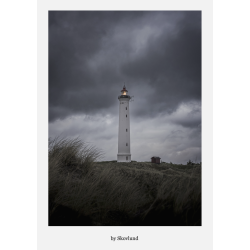 Fyrt�rn i m�rkt vejr med kraftige skyer, hvor lyset st�r fast som orientering og h�b i landskabet.