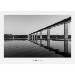 Rolig sommeraften ved Vejle Fjord med stille vand, b�de og bl�de farveovergange i det sidste lys.