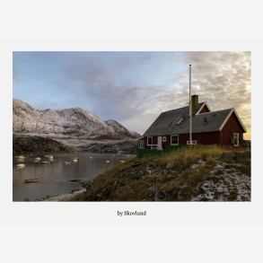 Qasigiannguit solnedgangsblues &ndash; b�de i rolig fjord ved solnedgang, gr�nlandsk by og bl� aftentlys, A5 kunstpostkort