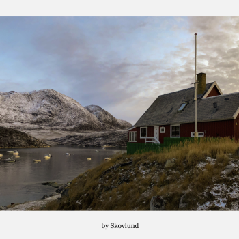 Qasigiannguit solnedgangsblues &ndash; b�de i rolig fjord ved solnedgang, gr�nlandsk by og bl� aftentlys, A5 kunstpostkort