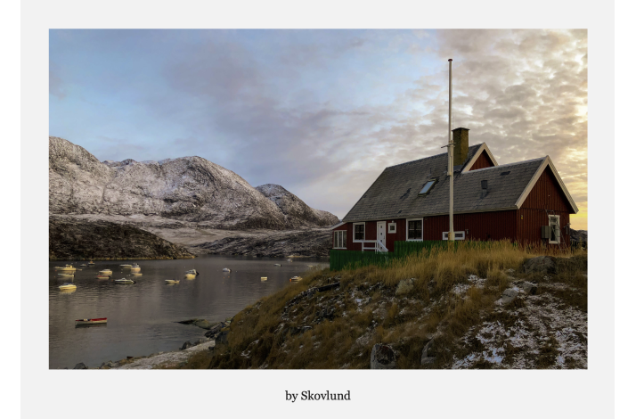 Qasigiannguit solnedgangsblues &ndash; b�de i rolig fjord ved solnedgang, gr�nlandsk by og bl� aftentlys, A5 kunstpostkort