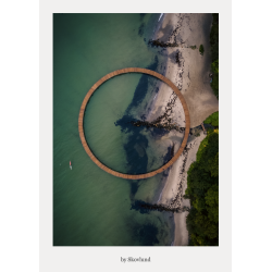 Cirkelformet badebro set fra luften, hvor form, vand og lys samles i et roligt, grafisk �jeblik.