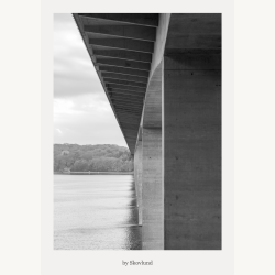 Arkitektonisk motiv set under en bro ved Vejle med st�rke linjer, betonflader og roligt vand.