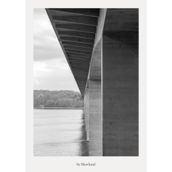 Arkitektonisk motiv set under en bro ved Vejle med st�rke linjer, betonflader og roligt vand.