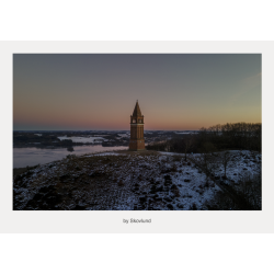 Vinterlandskab ved Himmelbjerget med t�rn, sne og d�mpet aftenslys over s� og bakker.